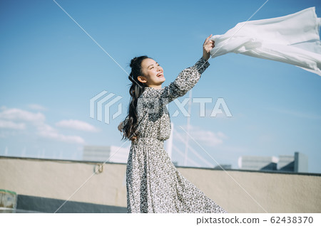 Portrait of a woman outdoors 62438370