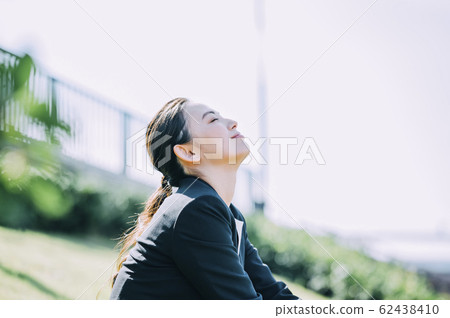 Business woman relaxing outside 62438410