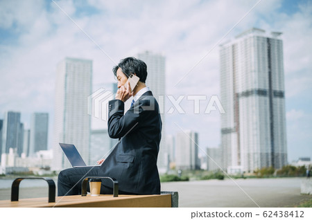 A businessman who works outside 62438412