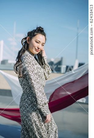 Portrait of a woman outdoors 62438413