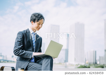 在外面工作的商人 在外面工作的商人 62438459