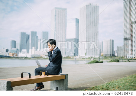 A businessman who works outside 62438478