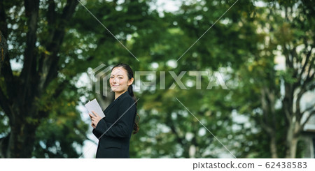 讀一本書的女商人 62438583