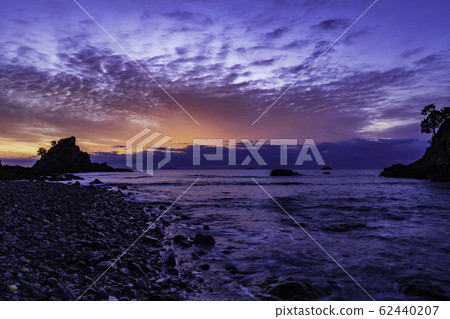 (Shizuoka prefecture) Minokake rock in Minamiizu Irozaki-Dawn (Shizuoka prefecture) Minokake rock in Minamiizu Irozaki-Dawn 62440207