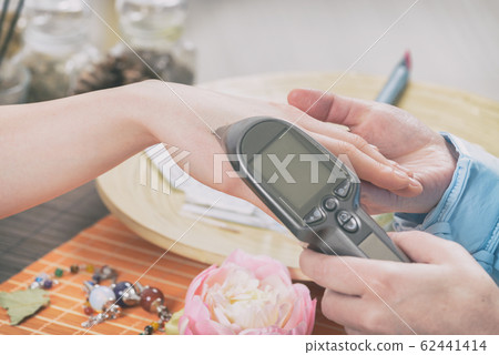Therapist finding an acupuncture point 62441414