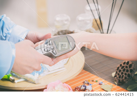 Therapist finding an acupuncture point Therapist finding an acupuncture point 62441415