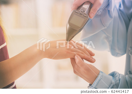 Therapist finding an acupuncture point 62441417