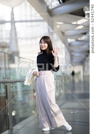 一個女人揮手 62441740