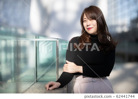 有武器的婦女 62441744