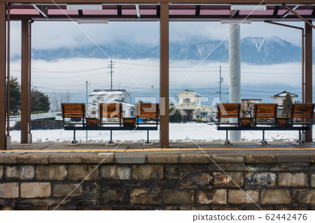 Snow scene: Azumi Oiwake Station platform @ Hotaka, Azumino Snow scene: Azumi Oiwake Station platform @ Hotaka, Azumino 62442476