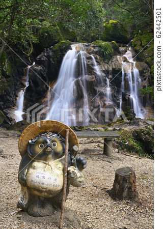 Tokimaki Waterfall: Shigaraki-yaki raccoon dog (Shigara-cho, Shiga Prefecture) Tokimaki Waterfall: Shigaraki-yaki raccoon dog (Shigara-cho, Shiga Prefecture) 62442501