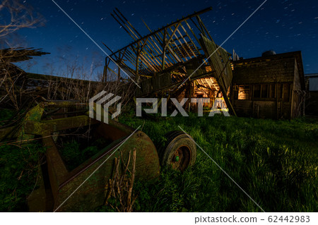 Night at an Abandoned Farm in California 62442983