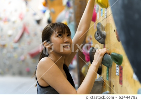 Bouldering (young woman, fitness, training 62444782