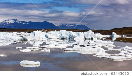 Icebergs in Fjallsarlon glacial lagoon Icebergs in Fjallsarlon glacial lagoon 62445030