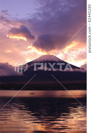 Lake Yamanaka after the rain 62445280