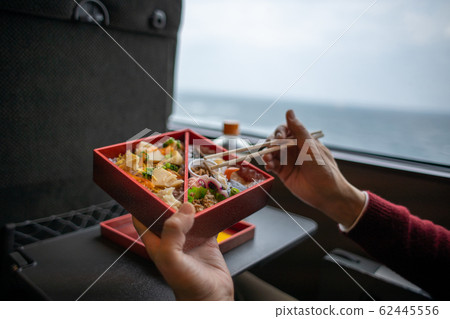 驛本旅行時在火車上吃飯 驛本旅行時在火車上吃飯 62445556