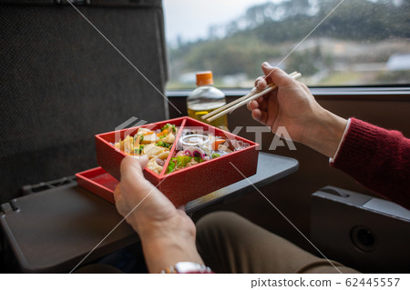 驛本旅行時在火車上吃飯 驛本旅行時在火車上吃飯 62445557