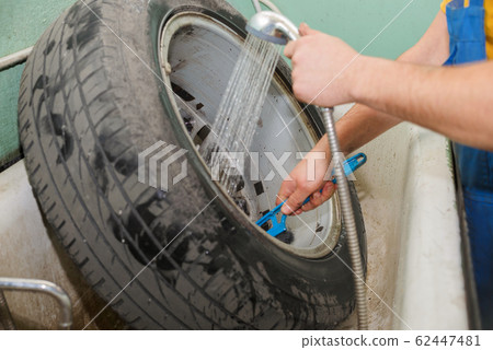The master washes the wheel before removing the The master washes the wheel before removing the 62447481