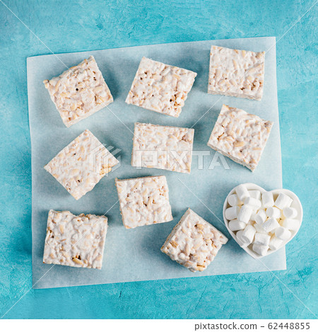 Homemade bars of Marshmallow and crispy rice Homemade bars of Marshmallow and crispy rice 62448855