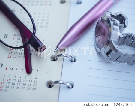 企業形象,日曆,筆記本,眼鏡,女人 企業形象,日曆,筆記本,眼鏡,女人 62452166