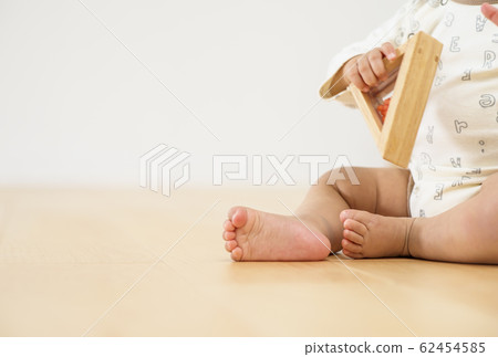 兒童和地板赤腳赤腳清潔地板圖片素材 62454585
