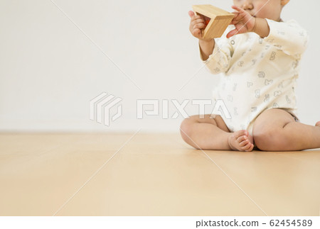 兒童和地板赤腳赤腳清潔地板圖片素材 兒童和地板赤腳赤腳清潔地板圖片素材 62454589