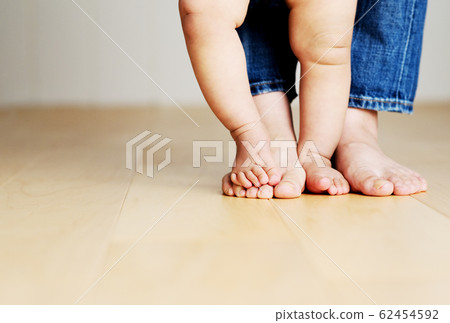 Mother and child and flooring Barefoot contact Skinship Clean floor Image material Mother and child and flooring Barefoot contact Skinship Clean floor Image material 62454592
