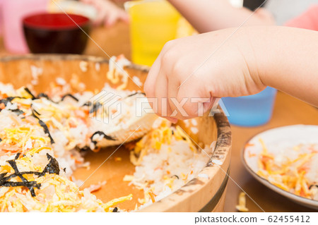Child eating chirashi sushi 62455412