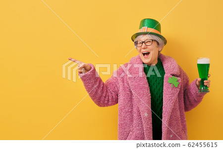 woman in leprechaun hat 62455615