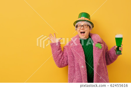 woman in leprechaun hat 62455616