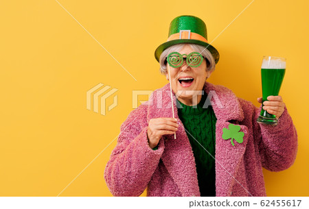 woman in leprechaun hat 62455617