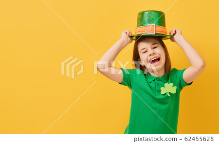 girl in leprechaun hat 62455628