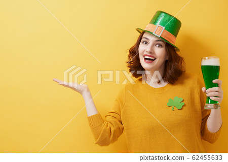 woman in leprechaun hat 62455633