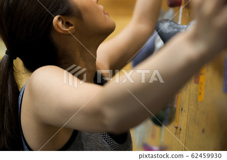 Bouldering (young woman, fitness, training 62459930
