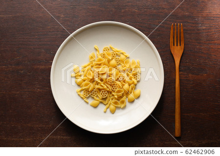 Table image of dried pasta 62462906