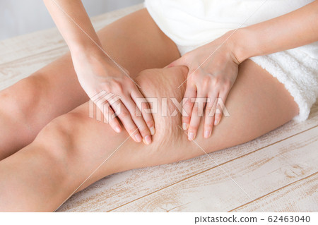 Thigh cellulite / young woman Thigh cellulite / young woman 62463040