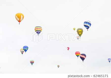 熱氣球多雲白色背景富山縣鳥波氣球節 62465171