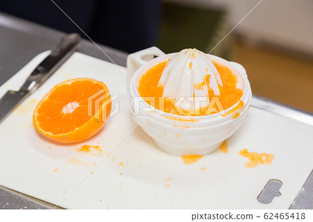 Make fresh juice 62465418