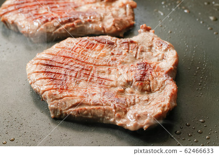 Thick cut beef tongue 62466633