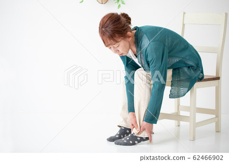 Painful mature woman 62466902