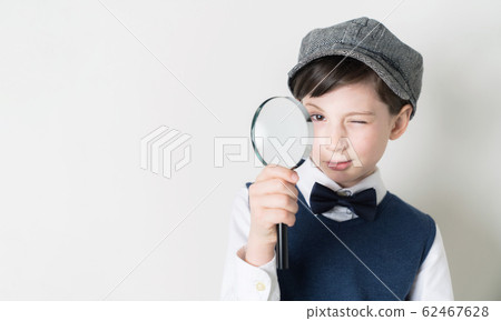 Child with magnifying glass 62467628