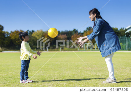 Parent and child playing ball 62467808