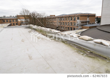 This bumper edge has come loose 62467833