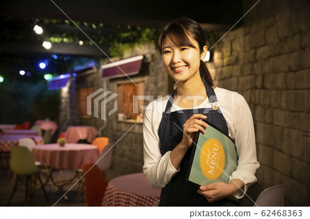 Woman working in restaurant 62468363