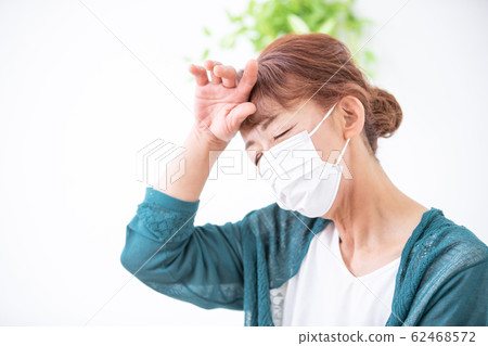 健康狀況不佳的成熟女人 健康狀況不佳的成熟女人 62468572