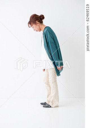 彎腰的成熟女人 彎腰的成熟女人 62469519