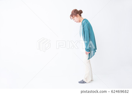 彎腰的成熟女人 62469682