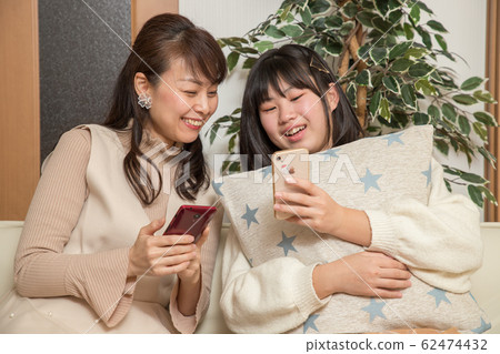 Communication between mother and daughter Communication between mother and daughter 62474432