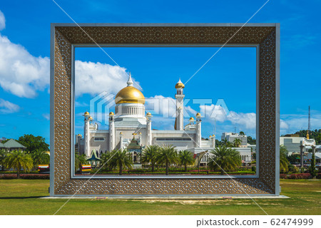 Omar Ali Saifuddien Mosque in Bandar Seri Begawan, 62474999