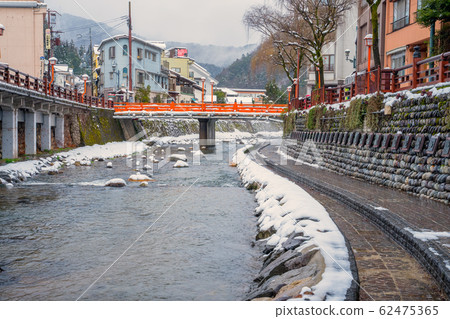 Yumura hot spring with snow scene 62475365